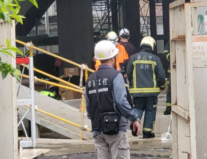 快訊／北市忠孝復興站旁工地驚傳墜樓　女當場死亡警拉封鎖線調查
