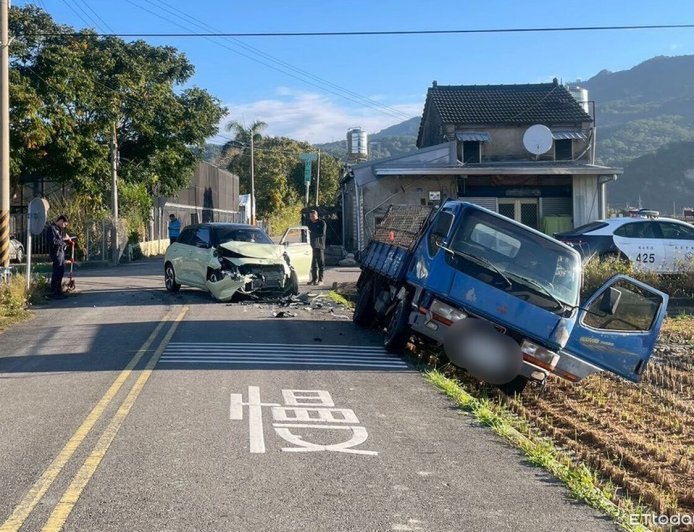 苗栗農田重劃區路口對決！轎車撞爛車頭　貨車險翻落農地