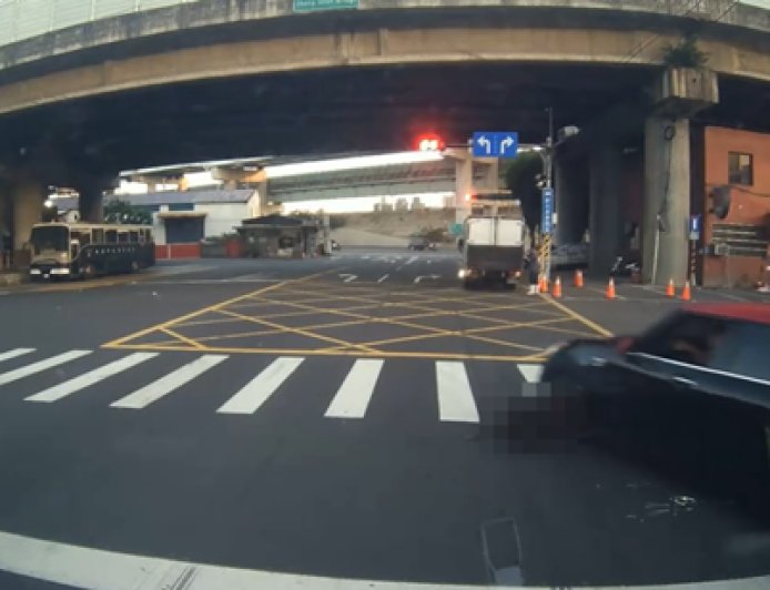 新北駕駛紅燈迴轉「輾過黑狗」！牠捲入車底掙扎起身
