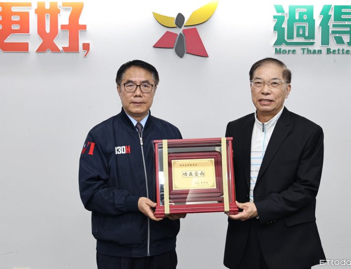 快訊／台南前消防局長李明峯閃辭6天　驚傳「血濺摩鐵」送醫