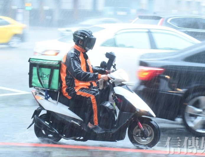 外送專法初審後「疊單」紅利消失？Uber Eats總座向用戶喊話：成本浮現需四方共同承擔