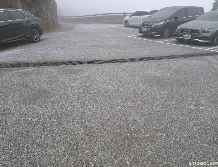 快訊／合歡山下冰雹了！武嶺今早1.3度一片白茫茫