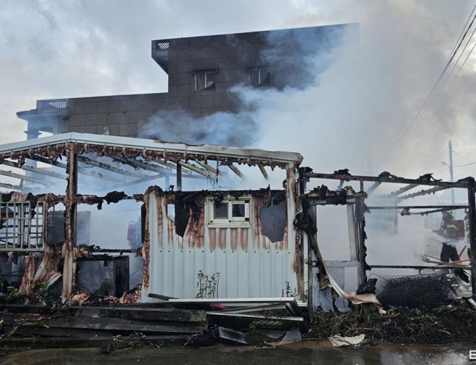 澎湖鐵皮屋大火！黑煙直竄燒成骨架　疑製作燒餅油酥釀禍