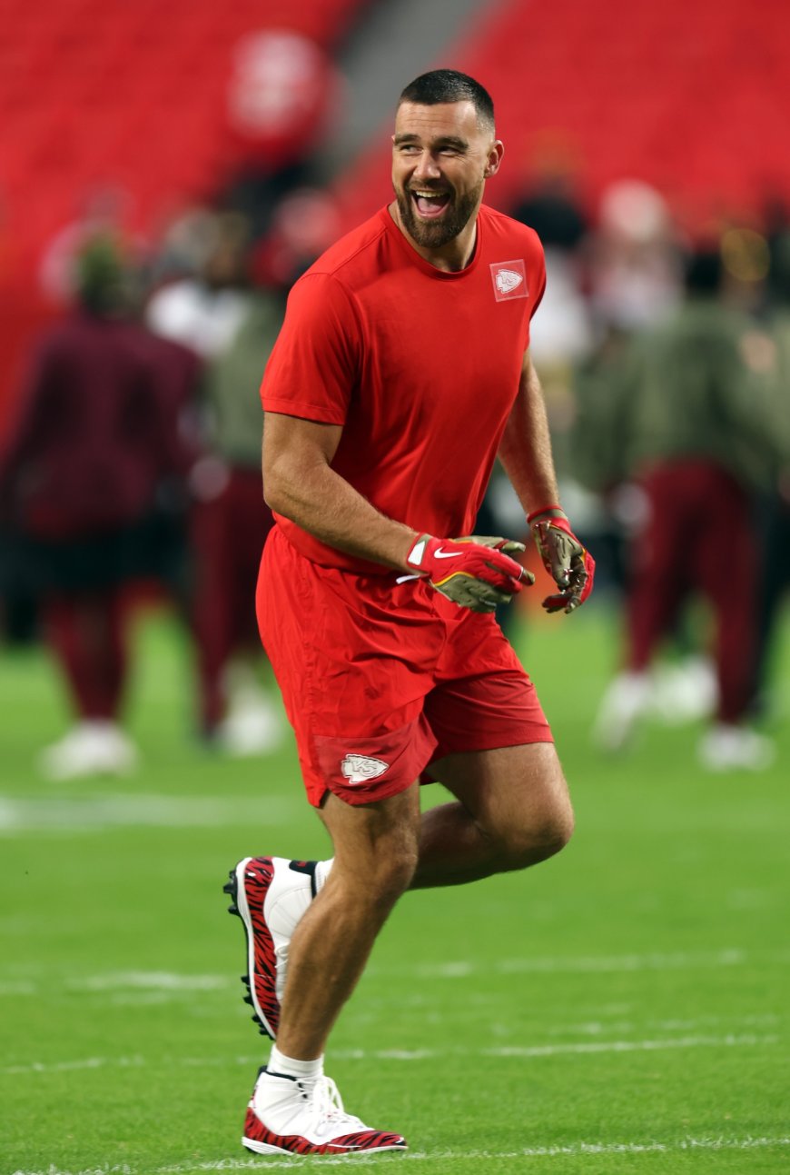 Kylie Kelce Lives Travis Kelce's Dream While Playing With Otters — IYKYK