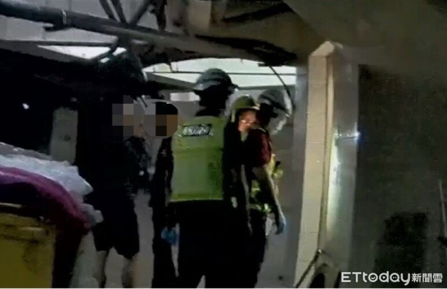 屏東兩男深夜困地下室電梯15分鐘　警消「L型破壞器」破門救援