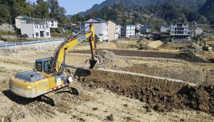 前11个月国内挖掘机销量同比增近两成，政策支撑下景气度有望延续