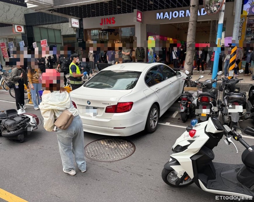 BMW暴衝猛撞雙載機車！再衝美食廣場人群2傷1命危　現場晝面曝