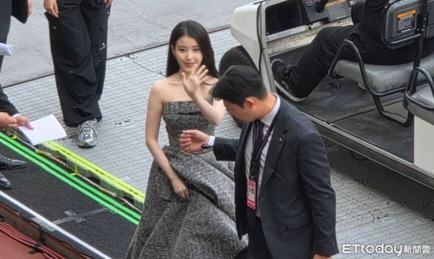 直擊／IU壓軸踏上紅毯！平口長裙驚艷現身　繞場給粉絲拍暖炸