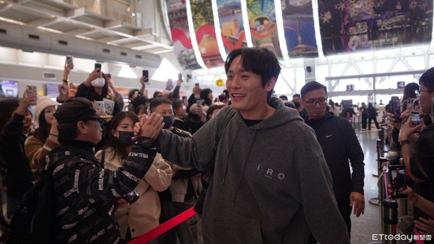 直擊／「哈洗大叔」機場走紅毯！一路大笑擊掌超嗨　潤娥收禮物暖翻