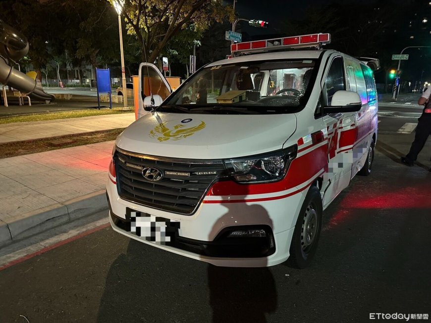 高雄救護車急送病患衝路口！騎士直直猛撞送醫　驚悚畫面曝