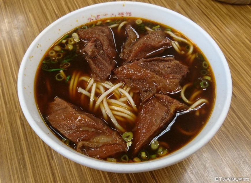 南韓遊客吃牛肉麵　「台人見1幕」急用Google翻譯！網：我也做過