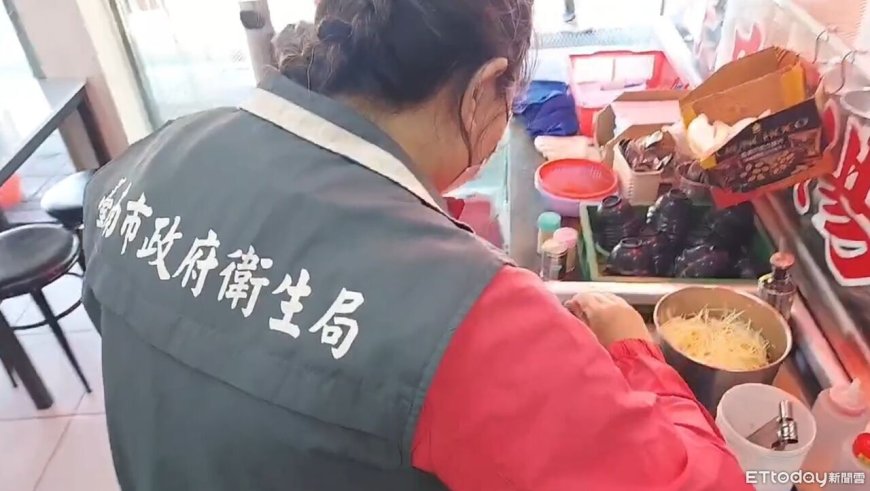 台南知名牛肉湯店「活蟑螂醬汁桶掙扎」！業者致歉、衛生局稽查