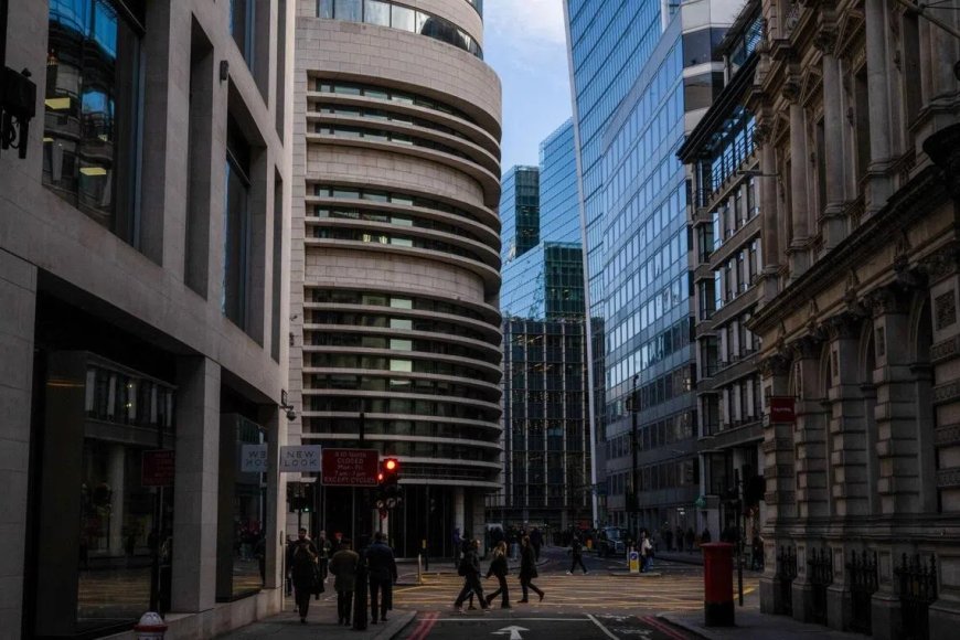 调查：疫情结束后 英成年人日均上网时长不减反增