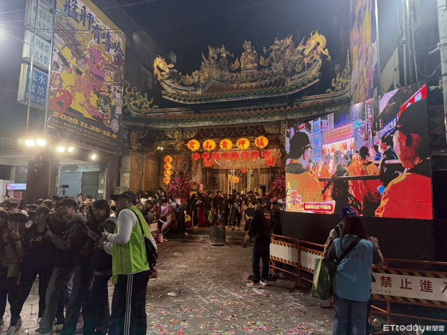 快訊／青山宮遶境「暗訪第二夜」　他拍外籍女裙底...遭包圍送警局