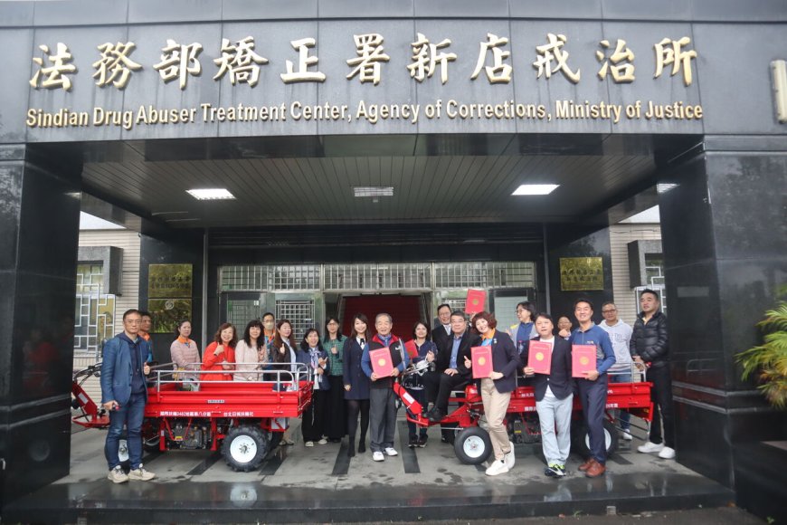 爬坡載貨更實用！扶輪社贈新店戒治所2輛鐵牛車　特教打擊樂團助陣