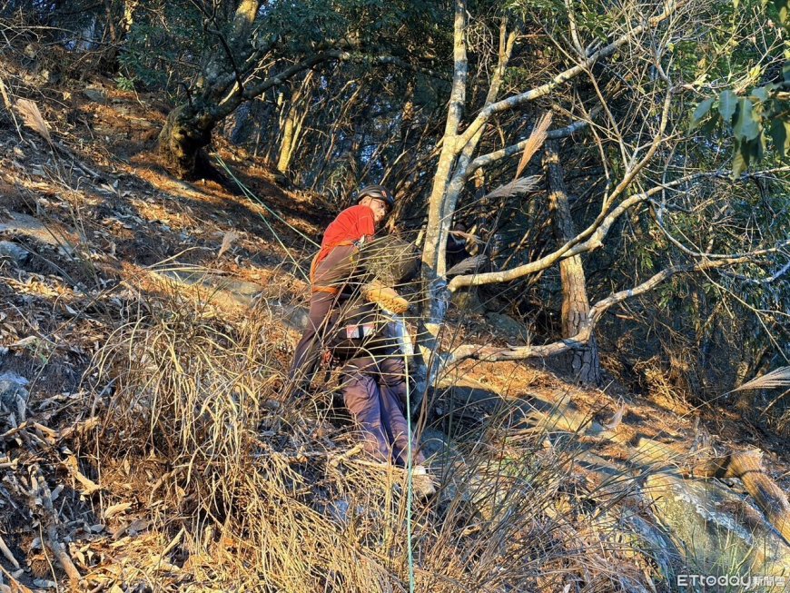 4人攀東卯山抄捷徑迷路！1人滑落30米2人困峭壁　勇消成功救援