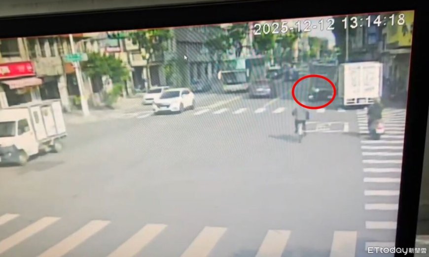 瞬間畫面曝！高雄54歲警外出抓車手　騎車自撞違停貨車…不幸殉職