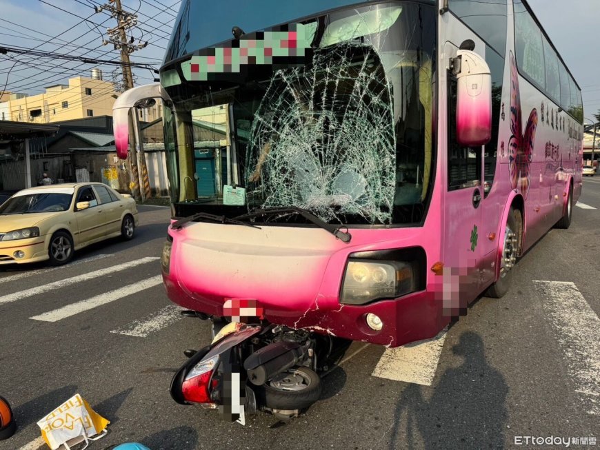快訊／高雄遊覽車路口撞雙載機車　擋風玻璃碎了！阿公阿嬤倒地