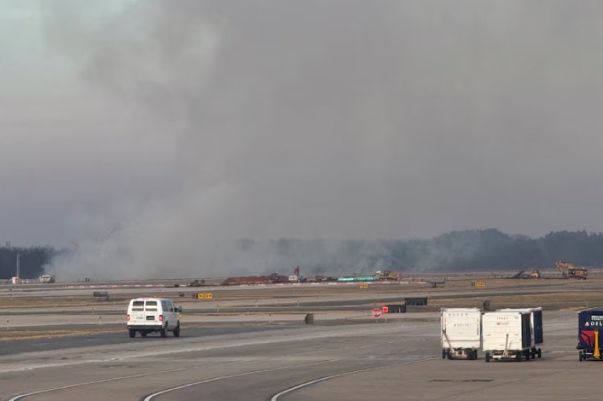 美一波音777客机起飞后发动机起火 迫降时引燃机场灌木丛