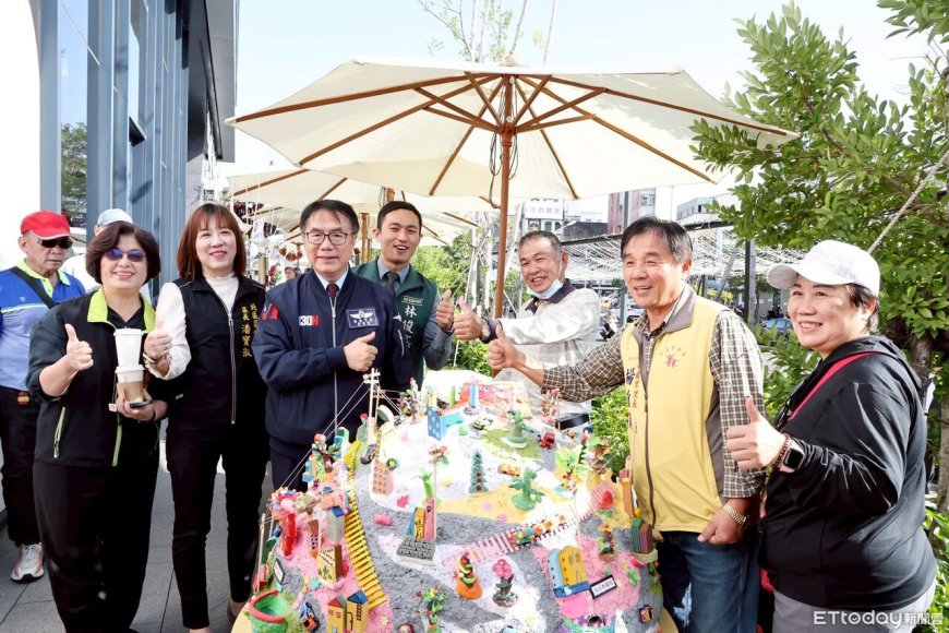 台南北區公所化身聖誕老公公　黃偉哲感謝各界齊力送暖弱勢學童