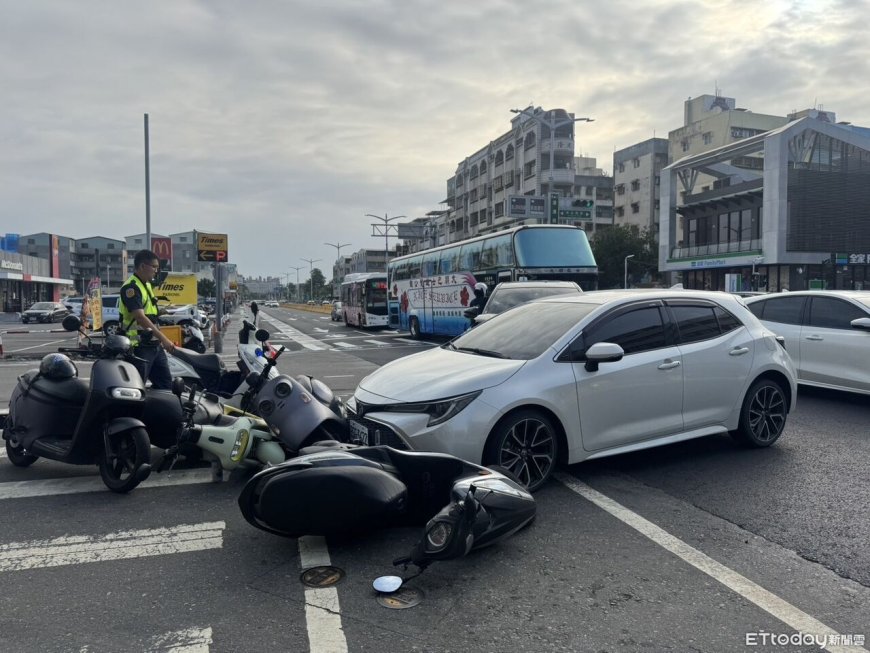 快訊／高雄白車搶快左轉遭撞飛！待轉區4機車6人慘遭波及