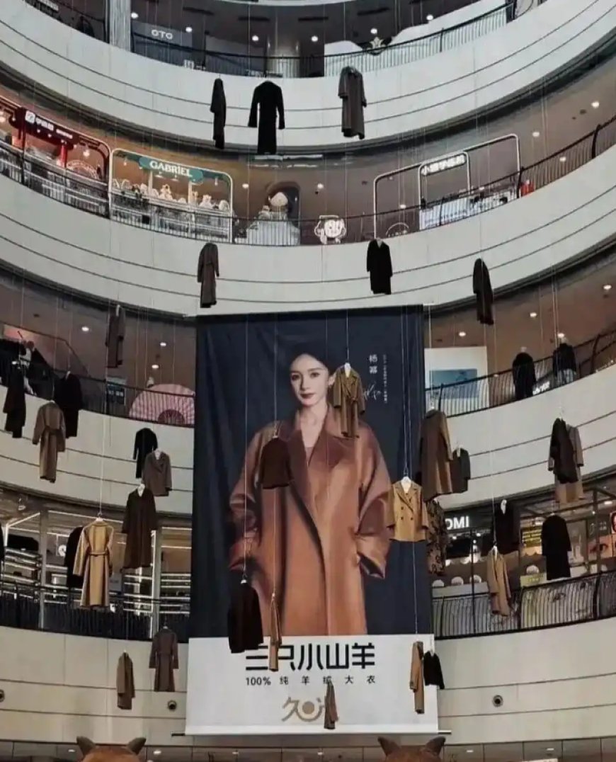 上海一商场悬空挂数十件大衣+杨幂海报 被指气氛诡异骇人