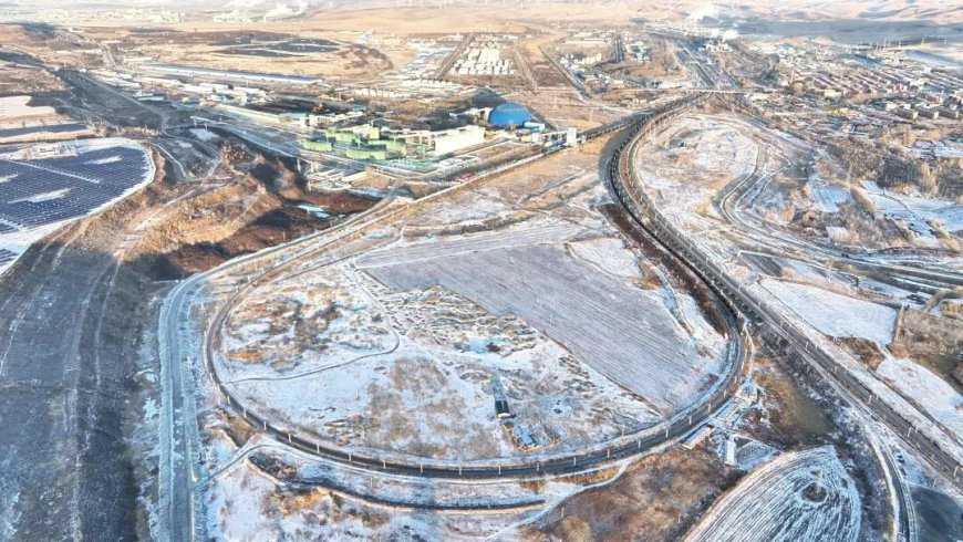 中国110节超长火车在“灯泡线”上不停绕圈 时速仅1公里