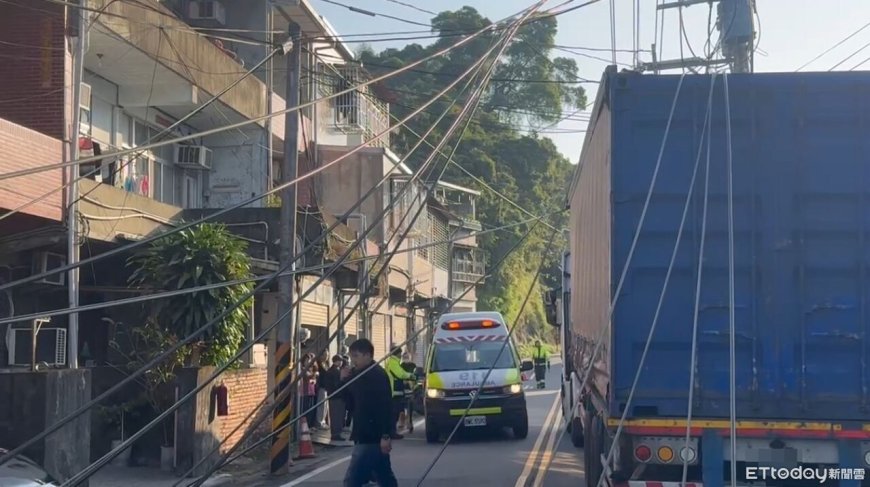 三峽貨櫃車扯倒電桿！砸傷女騎士送醫　「790戶停電」台電搶修中
