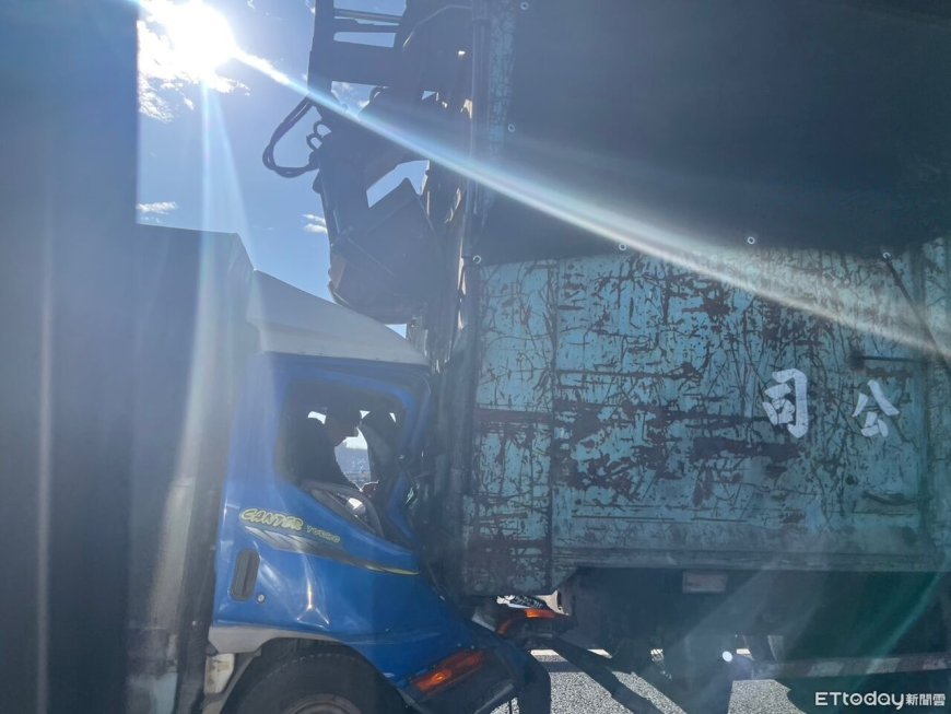 快訊／國4連環碰！小貨車追撞「夾子車」車頭潰縮　人卡駕駛座