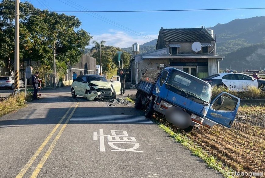 苗栗農田重劃區路口對決！轎車撞爛車頭　貨車險翻落農地