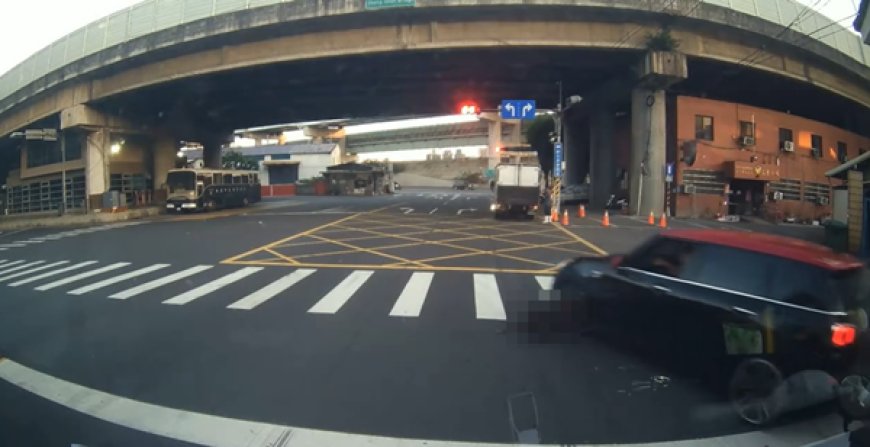 新北駕駛紅燈迴轉「輾過黑狗」！牠捲入車底掙扎起身