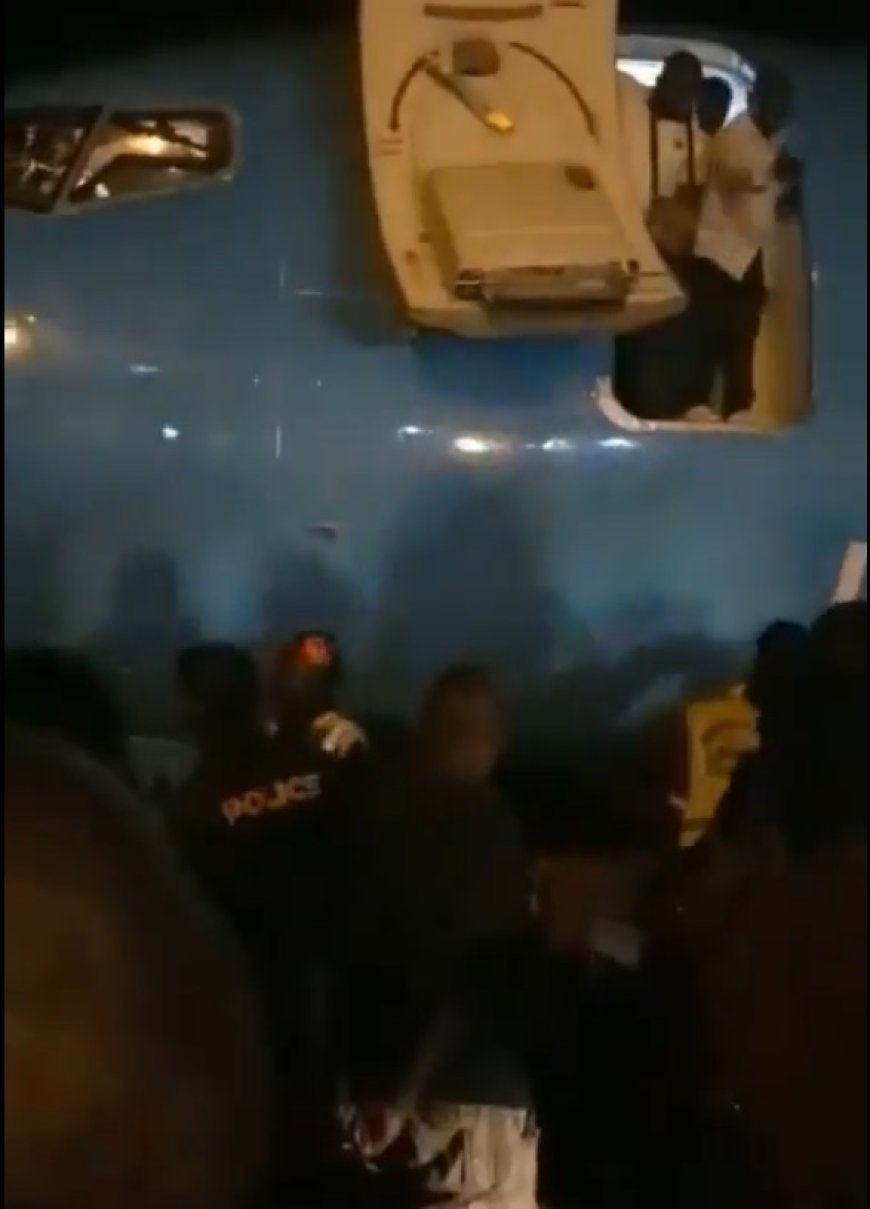 国外一机场未能提供升降梯 乘客被迫从3米高舱门“跳机”