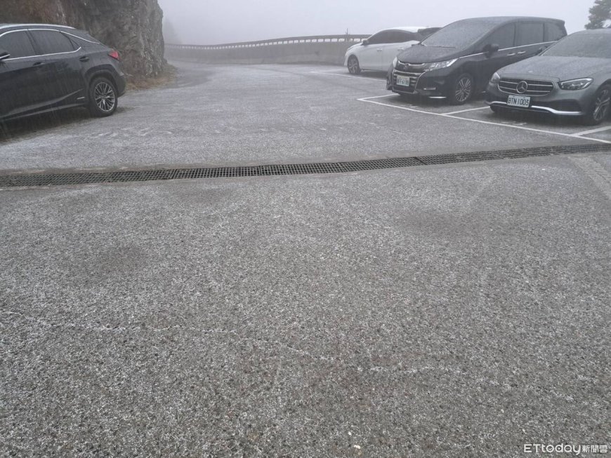 快訊／合歡山下冰雹了！武嶺今早1.3度一片白茫茫