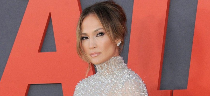 Jennifer Lopez's Sizzling Mirror Selfie Goes Viral For The Wrong Reason, As Fans Spot Weird Detail