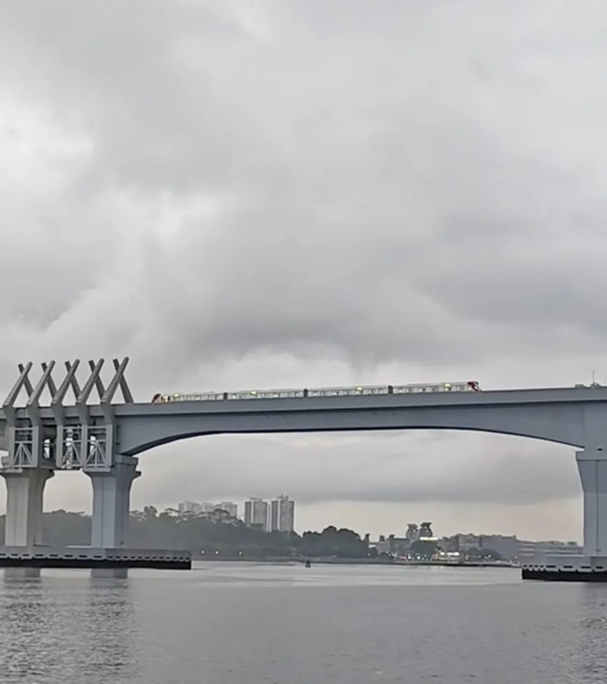 新柔地铁系统测试运行 列车雨中上轨掀议