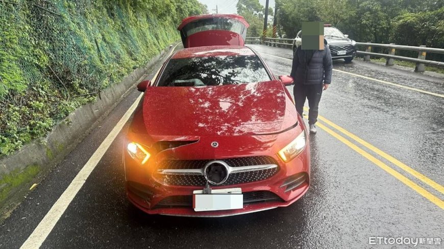 強震後蘇花公路落石砸車！賓士引擎蓋損毀　2女驚魂