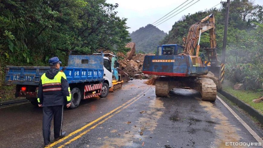 平溪106線邊坡坍方！瑞芳警守夜疏導交通　下午單線搶通