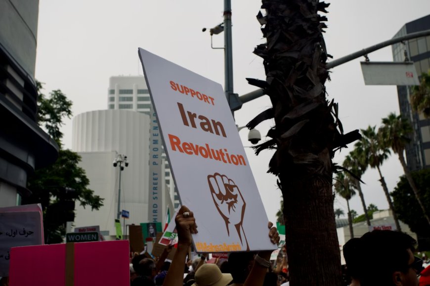 伊朗民眾可合法「放高利貸」給銀行   一年存款利息23％   但貨幣貶值創歷史新低引爆全國抗議