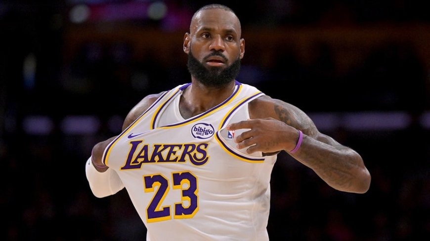 LeBron James accused of working on his 'golf swing' during national anthem