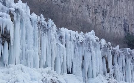 山西通天峡现冰瀑冰挂群景观 绵延几千米