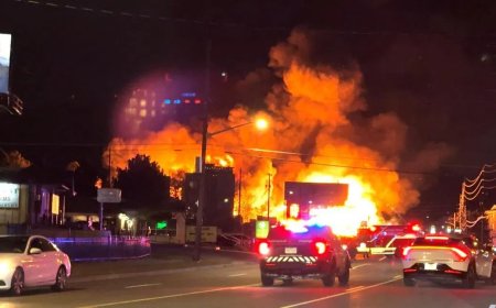 美国丹佛市一栋在建公寓楼失火 百余名消防员灭火