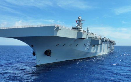 东部战区海报暗藏玄机 海南号两栖攻击舰现身