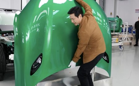 小米 YU7 为何采用长车头？雷军称好看且更安全，现场搬起前机盖