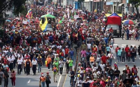 委内瑞拉首都民众游行要求美国释放马杜罗夫妇