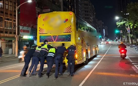 高雄遊覽車拋錨擋路口！8警「人力拖吊」解圍　超狂推移畫面曝