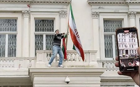 抗议者爬上伊朗驻伦敦使馆 更换旧版国旗