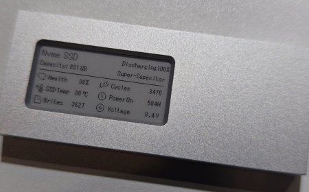 Colorii 展示自带 E-ink 墨水屏的固态硬盘盒，可显示健康度、剩余容量、温度等数据