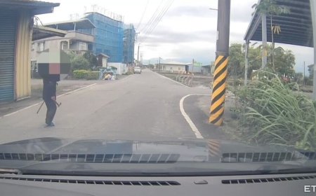 嚇人！宜蘭男「右手斧頭左手拐杖」對人車揮舞 　路人驚恐報警