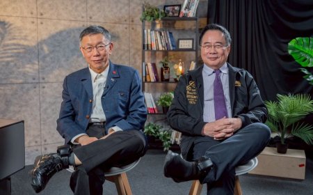 柯文哲同框蔡正元秀電子腳鐐：我們都是「朝廷欽差要犯」