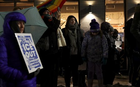 A simple sign pays tribute to Renee Good and the power of quiet protest